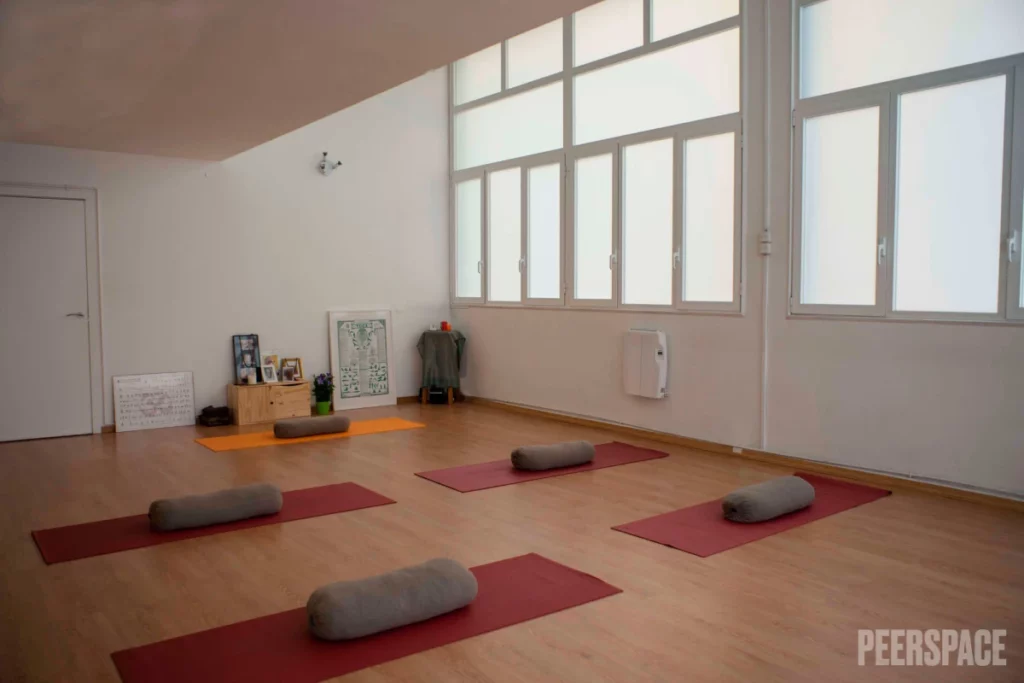 Estudio de Yoga Luminoso y Diáfano