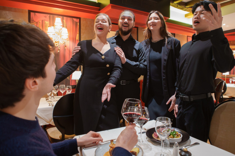 des chanteurs à table pour un diner spectacle insolite en plein coeur de Paris