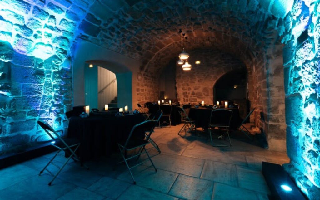 Cave spatieuse et chaleureuse