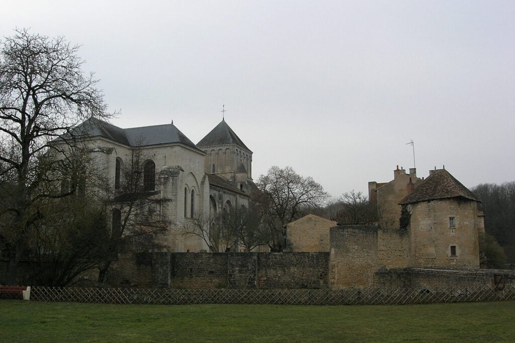 Abbaye fortifiée de Nouaillé-Maupertuis vue depuis ses jardins dans la Vienne