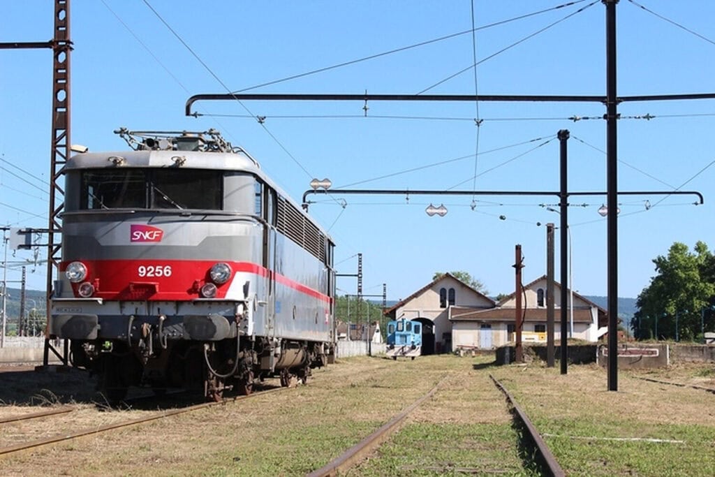 Locomotive historique BB 9256 devant l'atelier de restauration ferroviaire de Chagny