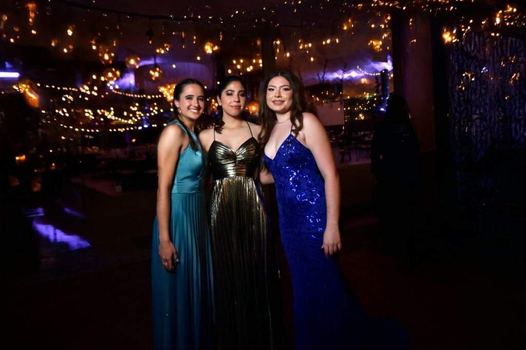 trois jeunes filles en tenue de soirée pour leur bal de promo