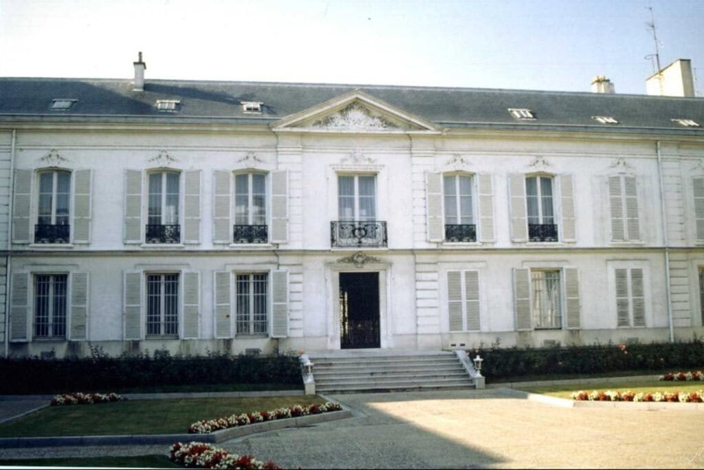 : Façade sur jardin de l'Hôtel Rousseau, succursale de la Banque de France à Versailles