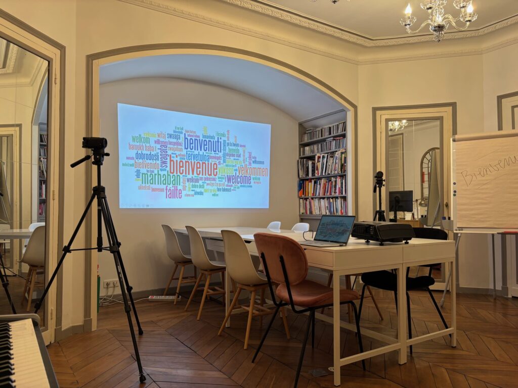 Salle de réunion à l'heure équipée d'un projecteur, idéale pour une présentation ou un séminaire.