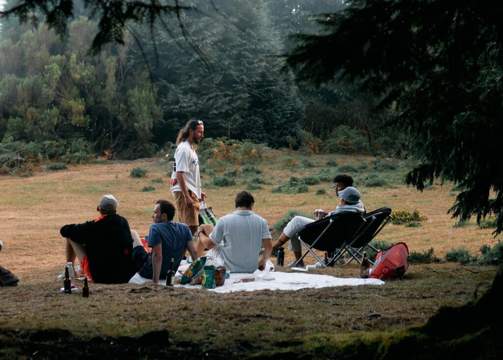 des hommes réunis pour un evg dans la nature