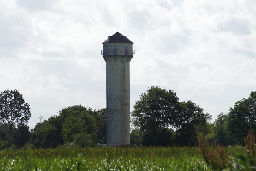 Réserver
Réservation : en ligne sur le site de l'hébergement.
Où : Le Sable, route de Saint-Michel-de-Feins, Daon, Mayenne.
Saison : toute l'année.
Bon à savoir : la fiche Destination Mayenne signale une chambre adaptée aux personnes à mobilité réduite, mais la circulation entre les niveaux est à vérifier directement auprès des propriétaires.
Budget : location du gîte entier, tarifs sur le site.
4. Motel de l'Eau Vive : neuf bulles de béton de 1967
[Image] Image suggérée : deux ou trois coquilles vues depuis l'île-jardin. Source : Motel de l'Eau Vive.
Sur une île-jardin cernée par la rivière La Plaine, le Motel de l'Eau Vive aligne neuf pavillons-bulles construits à partir de 1967 par Pascal Haüsermann et Claude Costy. L'ensemble est classé Monument historique par arrêté du 9 juillet 2014.
Le concept : l'architecture organique des années 1960, celle qui voulait en finir avec l'angle droit. Le site a été abandonné dans les années 1990 et a rouvert en 2024.
La nuit : neuf bulles pour deux ou quatre personnes, plus une bulle d'accueil. Voile de béton projeté, larges baies tournées vers la rivière.
L'ambiance : une utopie qui a survécu à ses auteurs. Le site est entièrement piéton.
Idéal pour : les amateurs d'architecture, qui viennent ici autant pour le bâtiment que pour la nuit.
Réserver
Réservation : en ligne sur le site du motel, bons cadeaux disponibles.
Où : 13 rue Jean-Baptiste-Demenge prolongé, Raon-l'Étape, Vosges.
Saison : toute l'année, le motel l'indique sur son site.
Bon à savoir : aucun stationnement privatif sur l'île, places gratuites à proximité. Six bulles accueillent deux personnes, trois en accueillent quatre.
Budget : petit-déjeuner inclus, servi dans la bulle d'accueil. Remise de 15 % sur l'intégralité du séjour dès la deuxième nuit. Tarif à la nuit sur le moteur de réservation.
5. Coup 2 Foudres : la nuit dans un foudre de vin
[Image] Image suggérée : un foudre aménagé, vu de l'extérieur au milieu des vignes. Source : Coup 2 Foudres.
Au milieu des vignes du Château de Bonhoste, deux foudres signés par la tonnellerie Seguin Moreau ont été transformés en chambres. Coup 2 Foudres est la seule adresse de cette liste où l'on dort dans un contenant plutôt que dans un bâtiment.
Le concept : un foudre sert normalement à élever ou à vinifier. Ceux-ci ont été aménagés en hébergements indépendants au cœur du domaine viticole.
La nuit : deux unités distinctes, deux personnes chacune, environ vingt mètres carrés avec équipements privatifs.
L'ambiance : du bois, des courbes, et le vignoble tout autour. La rondeur du foudre fait la pièce.
Idéal pour : un séjour à deux dans l'Entre-deux-Mers, entre Bordeaux et Saint-Émilion.
Réserver
Réservation : module de réservation sur le site, bons cadeaux disponibles.
Où : Château de Bonhoste, Saint-Jean-de-Blaignac, Gironde.
Saison : disponibilités gérées par date, aucune période annuelle publiée.
Bon à savoir : le site est peu détaillé, la composition exacte de chaque unité est à confirmer au moment de réserver. Les modalités d'arrivée sont transmises avec la réservation.
Budget : tarifs communiqués à la réservation.
6. Demeure de la Vignole : le tuffeau et la piscine souterraine
[Image] Image suggérée : la piscine troglodytique ou une chambre creusée dans la roche. Source : Demeure de la Vignole.
À Turquant, en Saumurois, la Demeure de la Vignole occupe une maison du XVIIe siècle et les caves troglodytiques creusées dans le coteau. Cinq des onze chambres se trouvent dans la roche.
Le concept : le tuffeau du Val de Loire, creusé depuis des siècles pour la pierre et pour le vin, reconverti en hôtel. La piscine est elle aussi souterraine, chauffée à 28 degrés.
La nuit : chambres troglodytiques ou chambres dans la bâtisse, plus un appartement creusé équipé pour cinq personnes. Le spa avec jacuzzi et sauna occupe une cave.
L'ambiance : température constante, lumière rare, silence de la pierre. On comprend vite pourquoi on stockait le vin ici.
Idéal pour : une escapade en Val de Loire. Le même goût des espaces voûtés se retrouve dans les lieux de réception que l'on privatise pour une soirée.
Réserver
Réservation : en direct sur le site de l'hôtel.
Où : 3 impasse Marguerite-d'Anjou, Turquant, Maine-et-Loire.
Saison : toute l'année.
Bon à savoir : une chambre troglodytique est annoncée accessible aux personnes à mobilité réduite. Arrivée à partir de 15 h, départ jusqu'à 11 h 30.
Budget : tarifs hôteliers, offres et bons cadeaux publiés sur le site.


BLOC WORDPRESS « Peerspace Banner »
Titre : Et pour la journée, pas la nuit
Sous-titre : Peerspace ne vend pas de nuitées. La plateforme loue à l'heure des ateliers, des salles voûtées et des lofts partout en France, pour un tournage, une réunion ou une fête. D'autres plateformes et des agences couvrent le même marché, alors comparez le tarif horaire avant de vous engager.
Bouton : « Découvrir les lieux disponibles » vers https://www.peerspace.com/fr/plan/event


7. La Caravelle : dormir dans un avion de ligne, cockpit compris
[Image] Image suggérée : la Caravelle posée sur son plateau, ou l'intérieur avec les sièges d'avion. Source : Nuits Insolites.
L'appareil numéro 233, baptisé Ohrid, est l'un des 282 Caravelles construits. Vendu en 1967 à la compagnie yougoslave JAT, il termine sa carrière sous les couleurs de Corsair en 1985, après 20 000 heures de vol. Démonté, transporté dans les Vosges et remonté pièce par pièce, il sert aujourd'hui de gîte à Nuits Insolites.
Le concept : l'avion a d'abord été un bar karaoké pendant une dizaine d'années, avant d'être aménagé en hébergement en 2005 par son propriétaire, Denis Duchêne.
La nuit : deux espaces indépendants de quarante mètres carrés, à entrées séparées. Côté cockpit, baptisé Corse Air. Côté réacteurs, baptisé JAT. Chacun avec un lit double, deux lits simples et quatre sièges d'avion autour d'une table.
L'ambiance : le cockpit est resté en place. Deux Antonov AN-2, Blue Lady et Red Baron, ont depuis rejoint la Caravelle sur le même terrain.
Idéal pour : les nuits en famille autant que les repérages. Peerspace référence d'ailleurs des lieux pour shooting photo dans ce registre de décor tout fait.
Réserver
Réservation : par le site Nuits Insolites.
Où : Moyenpal, commune de Xertigny, Vosges, à une dizaine de kilomètres du parc La Ferme Aventure.
Saison : ouverture annoncée de fin mars à fin octobre. À confirmer, les sources divergent sur les dates exactes.
Bon à savoir : draps ou sacs de couchage à apporter, ainsi qu'une lampe de poche. Arrivée entre 17 h et 18 h 30, départ avant 10 h. Terrain clos de 3 000 mètres carrés et stationnement privatif.
Budget : tarifs à demander directement, ceux qui circulent en ligne datent de plusieurs années.
8. Maison des gardiens de l'Île Vierge : une île et deux phares
[Image] Image suggérée : la maison au pied du grand phare, vue depuis la mer. Source : Abers Tourisme.
L'ancienne maison des gardiens des phares de l'Île Vierge se loue comme écogîte. Cent cinquante mètres carrés face à la mer, sur une île sans route, au large de Plouguerneau.
Le concept : le seul hébergement de cette liste où l'on est réellement coupé du continent une fois le bateau reparti.
La nuit : neuf personnes et un bébé dans la maison rénovée, avec vue maritime de tous les côtés.
L'ambiance : ce sont le vent et la lumière qui font le séjour. Il faut accepter une autonomie complète.
Idéal pour : un groupe prêt à porter ses courses et ses bagages depuis le débarcadère.
Réserver
Réservation : par le dispositif de l'office de tourisme du Pays des Abers.
Où : Île Vierge, Plouguerneau, Finistère.
Saison : dépend des liaisons maritimes et de la météo. Les dates se coordonnent avec les possibilités d'accès à l'île.
Bon à savoir : l'accès se fait par les compagnies maritimes qui programment une escale. Aucune route, aucun commerce, transport des bagages à anticiper.
Budget : tarifs communiqués par l'office de tourisme.
9. Villa Cheminée : une œuvre d'art où l'on passe la nuit
[Image] Image suggérée : la villa au sommet de sa tour, avec le paysage d'estuaire derrière. Source : Le Voyage à Nantes.
La Villa Cheminée est une pièce du parcours Estuaire, signée Tatzu Nishi. Une maison de seize mètres carrés posée au sommet d'une tour de quinze mètres, réplique exacte d'une cheminée de la centrale thermique voisine.
Le concept : on ne visite pas cette œuvre, on y dort. Elle se réserve à la nuitée, comme une chambre d'hôtel.
La nuit : deux personnes, un lit double, une petite cuisine, une douche et un balcon au-dessus de l'estuaire de la Loire.
L'ambiance : minuscule et perchée, cernée de paysage industriel. Rien à voir avec une cabane.
Idéal pour : deux personnes qui échangent volontiers du confort contre un point de vue rare.
Réserver
Réservation : par le calendrier officiel du Voyage à Nantes, une nuit à la fois. Une seconde nuit s'ajoute séparément.
Où : Cordemais, Loire-Atlantique.
Saison : dates proposées jusqu'au 31 décembre 2026, sous réserve de places.
Bon à savoir : accès par un escalier extérieur en acier de 75 marches, non accessible aux personnes à mobilité réduite. Arrivée imposée à 17 h, 18 h le dimanche. Caution de 500 euros à l'arrivée. Impossible de réserver deux nuits consécutives du samedi au dimanche, la villa se visitant le dimanche après-midi. Annulation sans frais jusqu'à 48 heures avant. La réservation peut être annulée pour raison de sécurité si le vent dépasse 70 km/h.
Budget : tarifs 2026 : 162 euros la nuit de novembre à février, 168 euros de mars à octobre.
10. Refuges périurbains : gratuits, artistiques, une nuit par saison
[Image] Image suggérée : La Station Orbitale ou Le Nuage en situation. Source : Bordeaux Métropole.
Bordeaux Métropole a fait construire onze micro-architectures dans sa périphérie et les met à disposition gratuitement, une nuit à la fois. Les Refuges périurbains sont nés du travail d'Yvan Detraz, avec Bruit du Frigo et Zebra3.
Le concept : un nuage, une chouette, une station orbitale, un serpent. Chaque refuge est une œuvre à part entière, et chacun se réserve gratuitement en ligne.
La nuit : capacités variables selon la structure. Le Nuage accueille sept personnes, La Station Orbitale onze, Neptunea et Le Hamac six.
L'ambiance : confort volontairement sommaire. Plusieurs fiches signalent l'absence d'eau, d'électricité et de chauffage.
Idéal pour : une nuit d'architecture contemporaine sans budget, à pied ou à vélo depuis Bordeaux.
Réserver
Réservation : gratuite et obligatoire, en ligne. La demande est très supérieure à l'offre.
Où : onze sites répartis dans Bordeaux Métropole, Gironde.
Saison : saison 2026 active, calendrier publié sur le site.
Bon à savoir : la page de réservation annonce une nuit maximum par saison et par refuge, les conditions générales disent une nuit par an. Vérifier au moment de réserver. Chaque fiche donne son propre point de rendez-vous et ses consignes.
Budget : gratuit.
11. Les Nuits de Thoiry : à trois mètres au-dessus des ours
[Image] Image suggérée : une tanière perchée ou un loudge avec sa baie vitrée sur le territoire des loups. Source : Wow Safari Thoiry.
À une heure de Paris, le parc de Thoiry loue trente-quatre hébergements immersifs installés en bordure des territoires animaliers. Les tanières perchées se trouvent à trois mètres du sol, face aux ours baribal.
Le concept : la seule adresse francilienne de cette liste, et la seule où l'on risque d'être réveillé par une meute. Les loudges font face aux loups arctiques, les lodges Terres d'Afrique aux éléphants.
La nuit : chambre, coin cuisine, salle d'eau et salon à grande baie vitrée pour les loudges. Terrasses privatives panoramiques pour les lodges.
L'ambiance : les animaux restent dans leurs espaces, séparés des hébergements. Le hurlement de la meute à la nuit tombée est l'argument principal, et il tient.
Idéal pour : une nuit vraiment différente sans quitter l'Île-de-France.
Réserver
Réservation : en ligne sur le site des Nuits de Thoiry.
Où : Thoiry, Yvelines, à environ une heure de Paris.
Saison : toute l'année. Réserver plusieurs semaines à l'avance pour les loudges et les tanières.
Bon à savoir : deux formules, un séjour Aventure immersive avec deux jours de parc, dîner et animation encadrée par un ranger, ou une simple nuit avec petit-déjeuner.
Budget : loudges à partir de 115 euros par personne en formule nuit et petit-déjeuner, sur la base de deux adultes en basse saison.
12. Pic du Midi : 2 877 mètres, et une liste d'attente
[Image] Image suggérée : les coupoles au coucher du soleil, ou une chambre du site sommital. Source : Pic du Midi.
Passer la nuit au sommet du Pic du Midi de Bigorre reste l'expérience la plus haute de cette liste. On monte en téléphérique au moment où tous les visiteurs redescendent, et on dort dans les installations de l'observatoire.
Le concept : coucher de soleil sur la chaîne des Pyrénées, dîner au sommet, observation sous la coupole Charvin et son télescope de 400 mm, puis lever de soleil. La visite des quartiers scientifiques est réservée aux nuitées.
La nuit : quinze chambres, anciennes chambres de scientifiques rénovées, pour vingt-sept personnes par nuit selon le dossier de presse 2026. Aucune n'est aménagée pour les personnes à mobilité réduite.
L'ambiance : altitude et silence, une fois le dernier téléphérique redescendu. Le site est déconseillé aux femmes enceintes, aux enfants de moins de trois ans et aux personnes présentant des risques cardiaques.
Idéal pour : ceux qui savent s'y prendre très longtemps à l'avance.
Réserver
Réservation : le calendrier affiche complet jusqu'en 2027. Un formulaire d'alerte prévient de la réouverture des dates, et les désistements existent.
Où : Pic du Midi de Bigorre, accès par le téléphérique de La Mongie, Hautes-Pyrénées.
Saison : selon l'exploitation du site et du téléphérique.
Bon à savoir : l'Hôtellerie des Laquets, à 2 620 mètres, rouvre en septembre 2026 après trente ans d'abandon, avec ouverture des réservations annoncée dans le courant de l'été. Seize chambres, une navette par téléphérique depuis le sommet, une chambre accessible PMR et le titre annoncé d'hôtel le plus haut de France. C'est la porte d'entrée la plus réaliste pour dormir là-haut avant 2027.
Budget : à partir de 599 euros la nuit pour deux adultes au sommet, téléphérique, dîner, animation astronomique et petit-déjeuner compris. Le tarif annoncé pour les Laquets est de 569 euros pour deux, sur le même principe de forfait.
Comment choisir et réserver un hébergement insolite
Ces douze adresses ne fonctionnent pas comme des hôtels. Cinq points font la différence entre une nuit réussie et une réservation ratée.
Réservez en direct : les douze lieux ont un site propre ou une page officielle. Passer par l'exploitant évite les commissions et donne les vraies conditions d'annulation.
Regardez la saison avant le prix : cinq de ces lieux se réservent toute l'année. Les sept autres dépendent d'une saison, des liaisons maritimes, du vent ou d'un calendrier qui rouvre par vagues.
Anticipez les capacités minuscules : Coup 2 Foudres compte deux unités, la Villa Cheminée une seule, le Pic du Midi vingt-sept personnes par nuit. Ce ne sont pas des établissements qu'on trouve à la dernière minute.
Lisez les contraintes d'accès : 126 marches à Kerbel, un escalier extérieur à la Villa Cheminée, un bateau pour l'Île Vierge, ni route ni électricité dans les refuges bordelais. Plusieurs de ces lieux ne conviennent pas aux personnes à mobilité réduite.
Emportez ce qui manque : draps et lampe de poche à la Caravelle, autonomie complète dans les refuges périurbains et sur l'Île Vierge. Le confort n'est pas toujours compris dans le prix, et c'est souvent volontaire.
Questions fréquentes sur les hébergements insolites
Quel est l'hébergement le plus insolite de France ?
Aucun classement officiel n'existe, mais deux adresses sortent du lot pour une raison objective. Le phare de Kerbel est le seul phare français dont on peut occuper le sommet, dans un studio qui a remplacé la lanterne. Et le Motel de l'Eau Vive est le seul hébergement de cette liste classé Monument historique, pour son architecture en bulles de béton de 1967.
Combien coûte une nuit dans un hébergement insolite ?
L'écart est considérable et il ne suit pas le confort. Les onze refuges périurbains de Bordeaux Métropole sont gratuits, sur réservation obligatoire. La Villa Cheminée se loue 162 euros la nuit en hiver et 168 en saison. Une nuit avec les loups à Thoiry démarre à 115 euros par personne. Il faut compter 750 euros pour le sommet du phare de Kerbel, et à partir de 599 euros pour deux au sommet du Pic du Midi, mais ce dernier prix comprend le téléphérique, le dîner et l'observation astronomique.
Peut-on dormir dans un phare en France ?
Oui, de deux manières différentes. Au phare de Kerbel, dans le Morbihan, on dort au sommet même de la tour, à vingt-cinq mètres, dans l'ancienne lanterne. Sur l'Île Vierge, dans le Finistère, on loge dans la maison des gardiens, au pied des phares, sur une île accessible uniquement par bateau. Les deux se réservent, la seconde dépend de la météo.
Où dormir dans un endroit insolite près de Paris ?
L'Île-de-France est pauvre en hébergements réellement singuliers, l'essentiel de l'offre se résume à des cabanes perchées et des bulles transparentes. L'exception est le parc de Thoiry, dans les Yvelines, à une heure de la capitale, où l'on dort dans une tanière perchée à trois mètres au-dessus des ours ou dans un loudge face aux loups arctiques.
Existe-t-il des hébergements insolites gratuits ?
Oui, et c'est rare. Bordeaux Métropole met à disposition onze refuges périurbains conçus par des artistes, gratuitement, sur réservation en ligne. La contrepartie est un confort volontairement sommaire, souvent sans eau ni électricité, et une limite d'une nuit par refuge et par saison.
Peut-on dormir dans un avion en France ?
Dans les Vosges, une Caravelle de ligne remontée pièce par pièce sur un plateau au-dessus de Moyenpal est aménagée en deux logements indépendants, cockpit conservé. Deux Antonov AN-2 l'ont rejointe sur le même terrain. L'ensemble se réserve de fin mars à fin octobre.
Louer un lieu pour la journée, pas pour la nuit
Une précision utile pour finir. Peerspace ne vend pas de nuitées et ne réserve aucune des douze adresses ci-dessus : pour dormir dans l'une d'elles, il faut passer par son exploitant. La plateforme fait autre chose, elle loue des lieux à l'heure.
Si vous cherchez un endroit à occuper une journée plutôt qu'une nuit, regardez du côté des lieux pour un tournage ou des salles de réunion à louer, disponibles dans la plupart des grandes villes françaises. D'autres plateformes et des agences événementielles proposent le même service, alors comparez le tarif horaire et vérifiez que votre type d'événement est bien accepté avant de réserver.
Douze bâtiments qui n'avaient rien demandé, et qui font aujourd'hui de meilleurs souvenirs que n'importe quelle chambre d'hôtel.