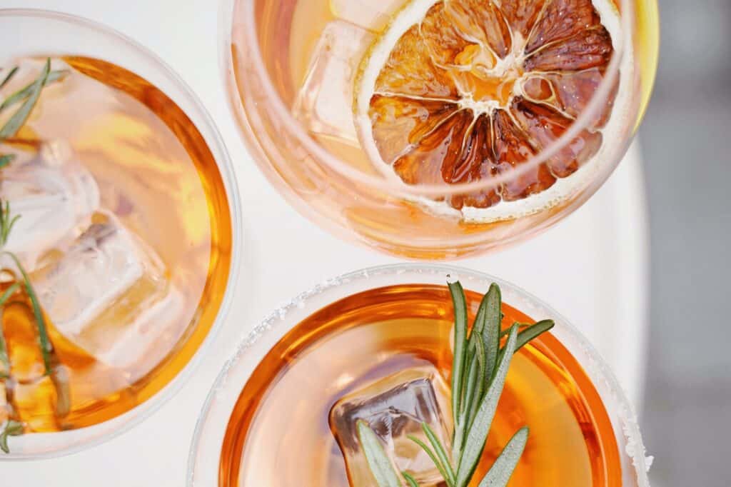 cocktails aux couleurs orangées