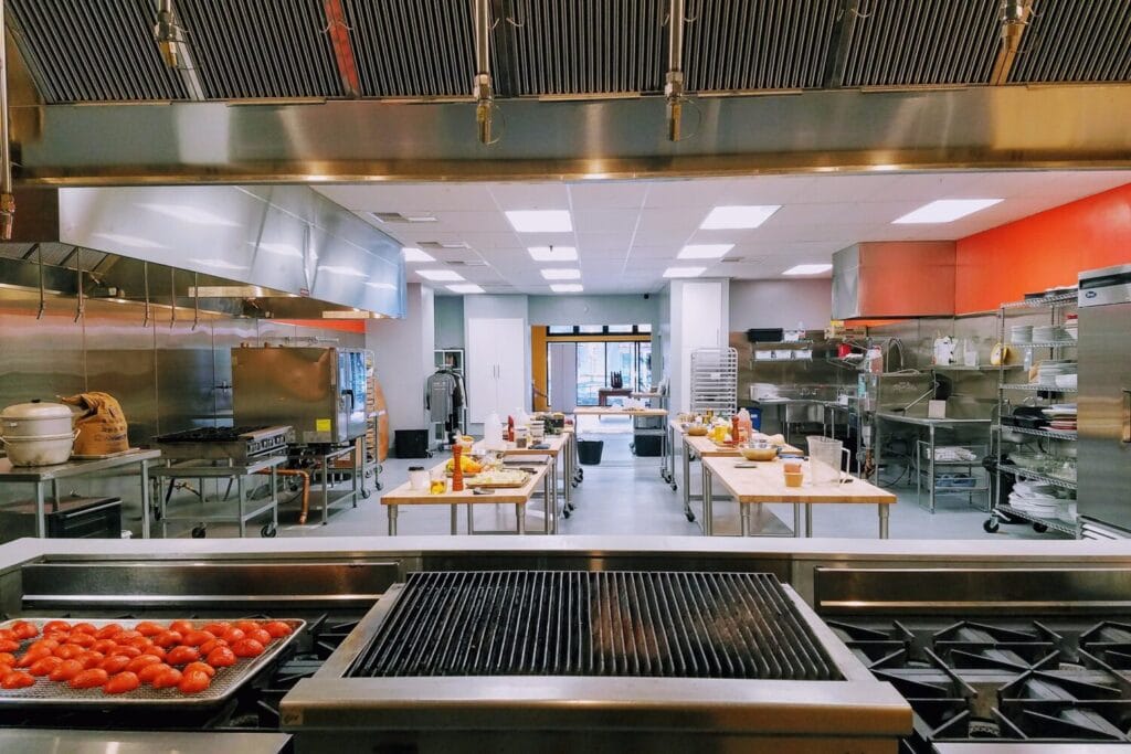 : Cuisine professionnelle équipée pour organiser un concours culinaire en équipes.
