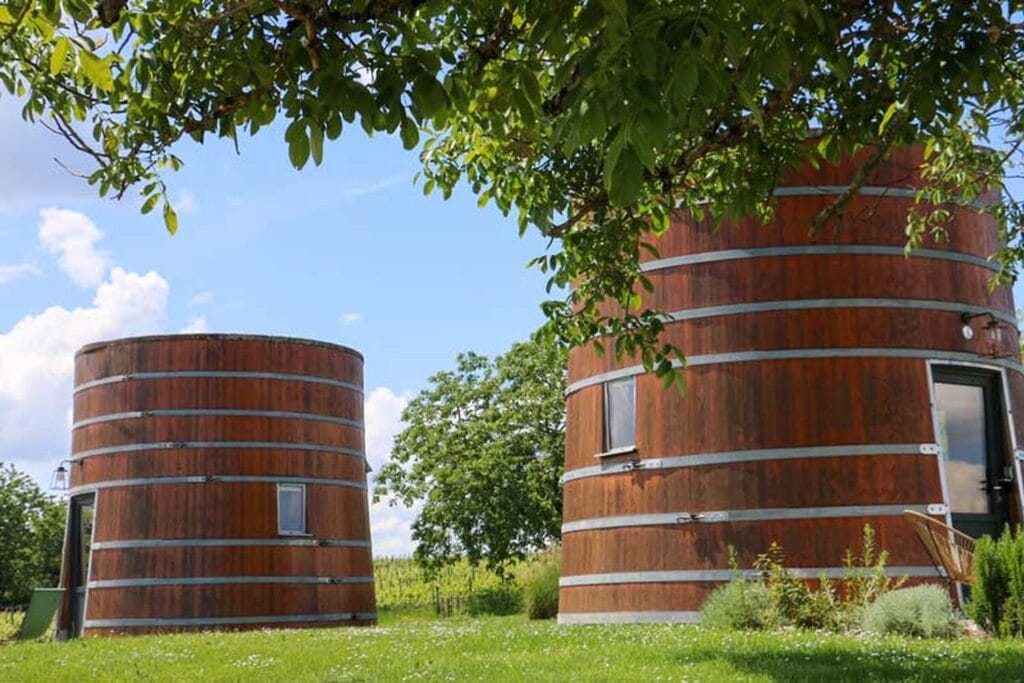 Balise alt	Deux foudres en bois transformés en hébergements au milieu du vignoble de Château de Bonhoste