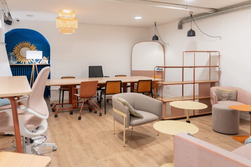 espace cosy de coworking avec chaises et tables