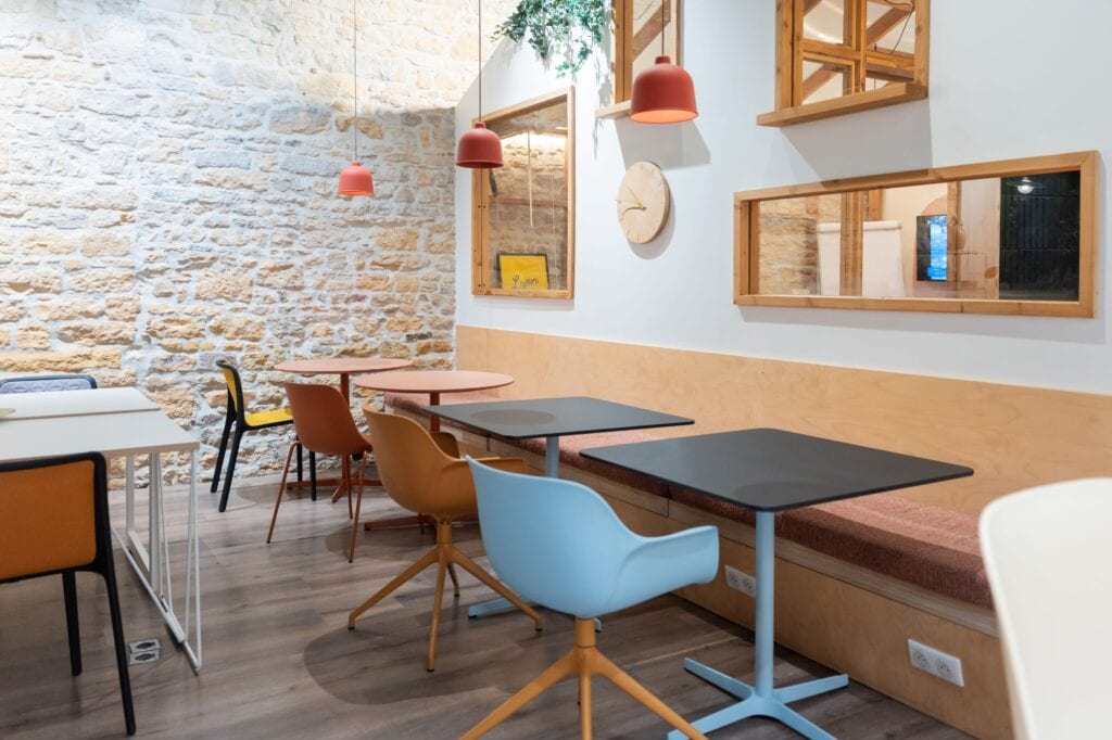 espace de coworking cosy avec tables et chaises