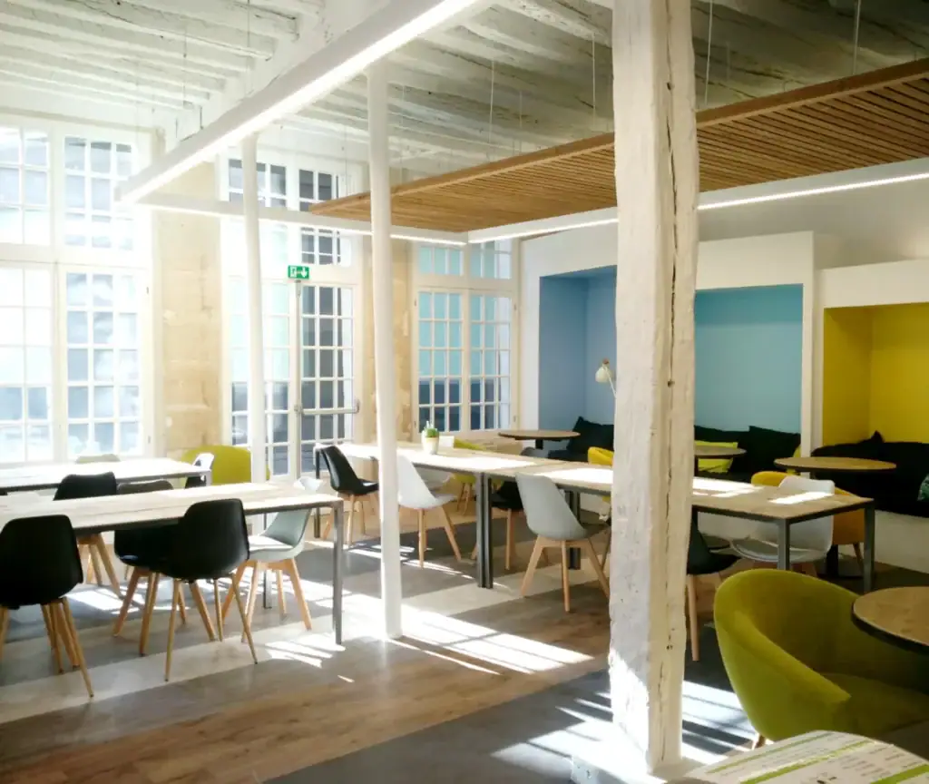 espace lumineux de coworking en pleine ville