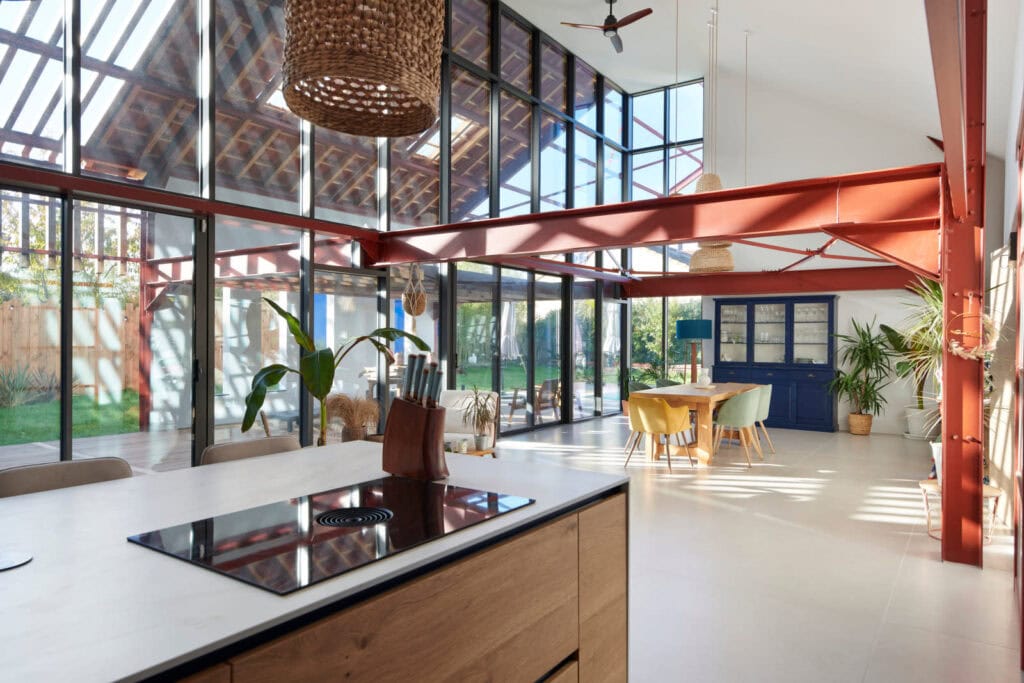 cuisine dans une maison atypique avec vue sur une terrasse