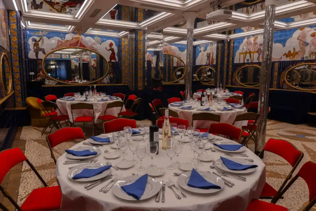 tables et réception dans un décor atypique