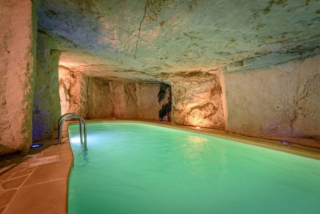 Balise alt	Piscine troglodytique creusée dans la roche à la Demeure de la Vignole, à Turquant