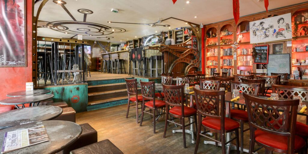 intérieur cosy et rétro du dernier bar avant la fin du monde à paris