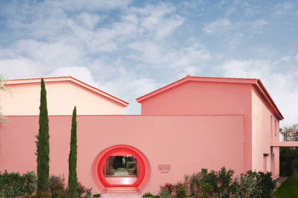 Maison Rose circulaire dans les jardins du Domaine de la Rose Lancôme à Grasse