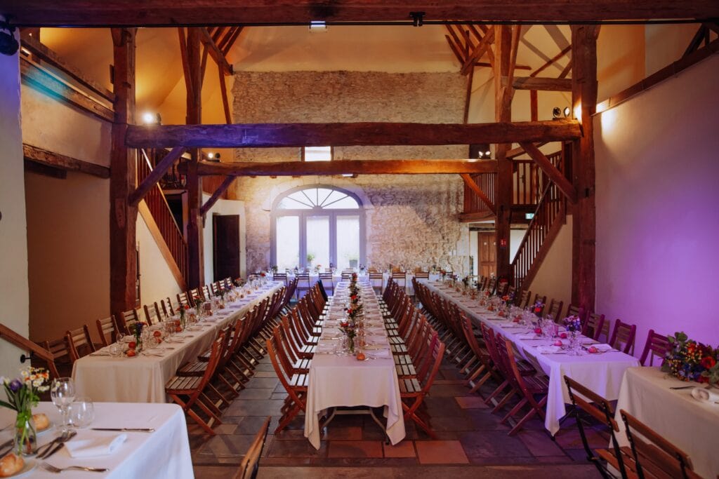 tables dans un château type airbnb pour un événement