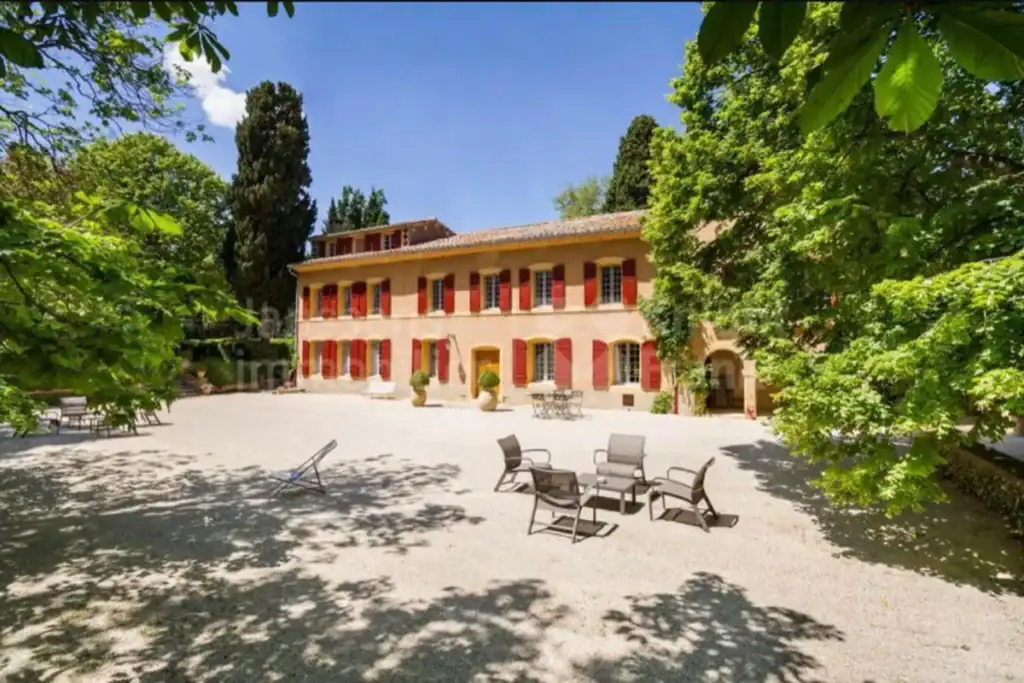 domaine provençal avec végétation sur les murs