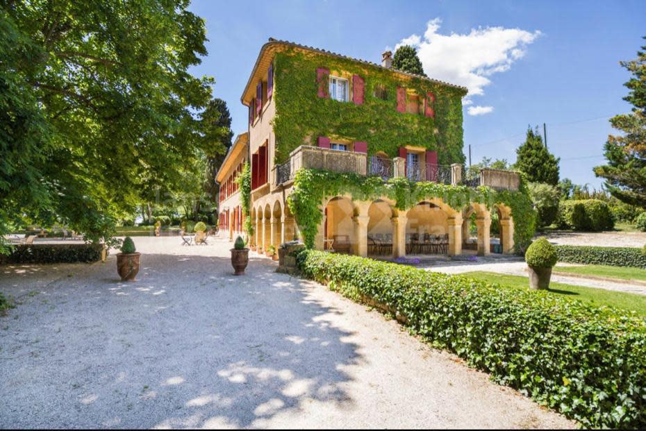 domaine provençal avec végétation sur les murs