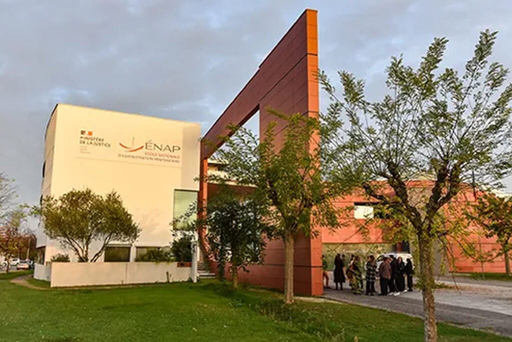 Visiteurs devant le campus de l'École nationale d'administration pénitentiaire à Agen