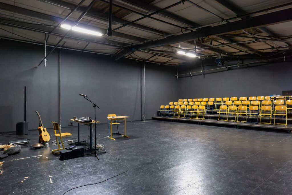 chaises jaunes pour concert dans espace industriel