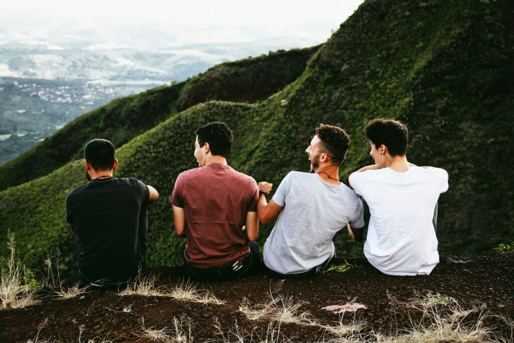 quatre hommes dans la nature pour un enterrement de vie de garçon