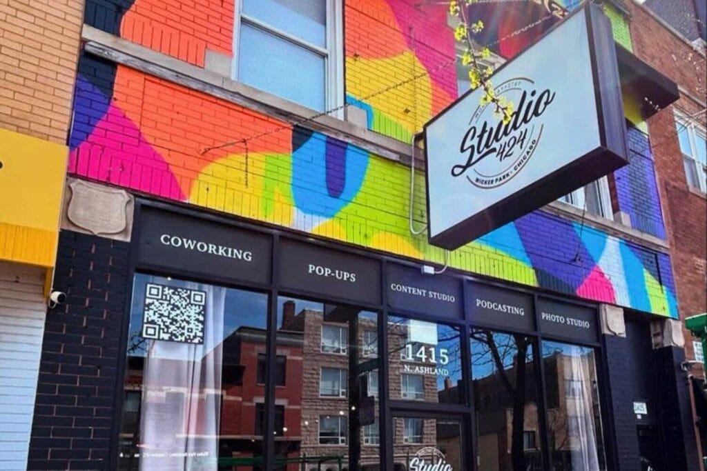 Façade colorée d'un local commercial avec vitrine et entrée au niveau de la rue.