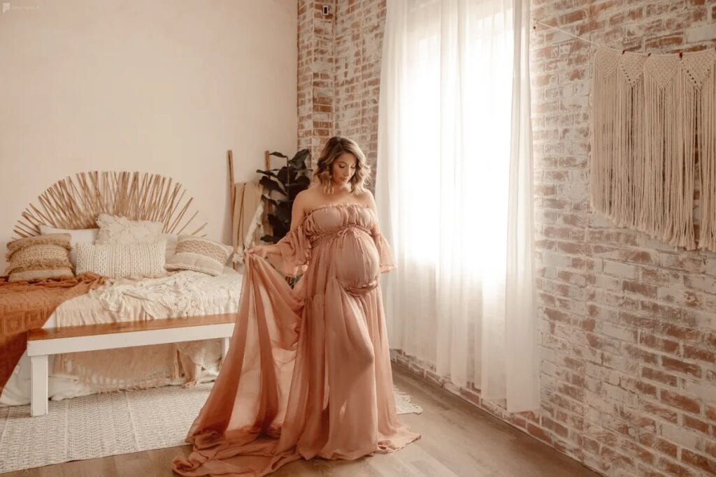 femme enceinte tenant son ventre avant une fête de baby shower