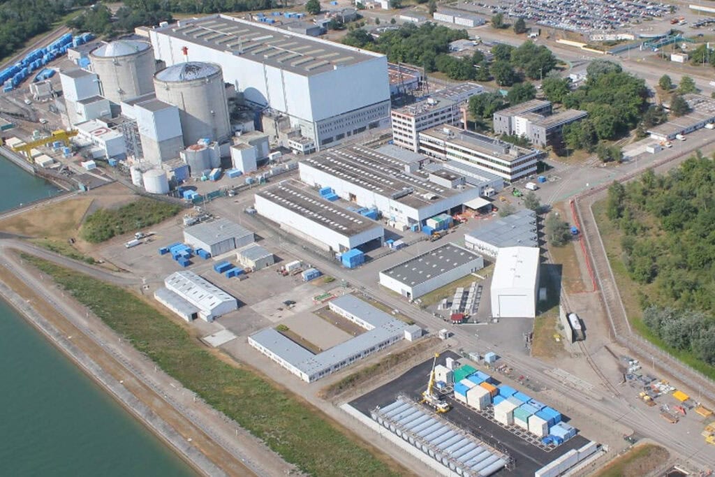 Vue aérienne de la centrale nucléaire de Fessenheim au bord du Grand Canal d'Alsace