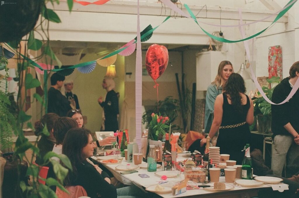un groupe de gens fête un anniversaire dans un lieu type Airbnb
