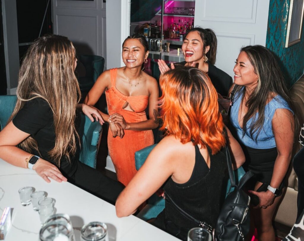 des jeunes femmes font la fête pour un anniversaire