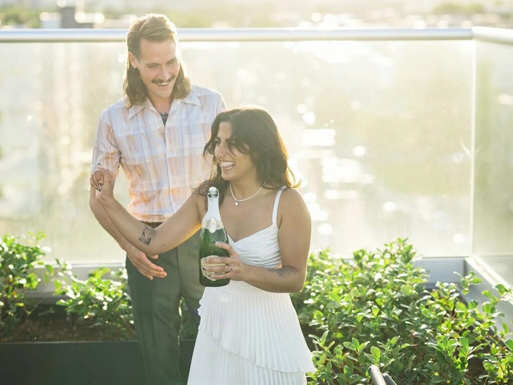un couple heureux fête un événément ensemble