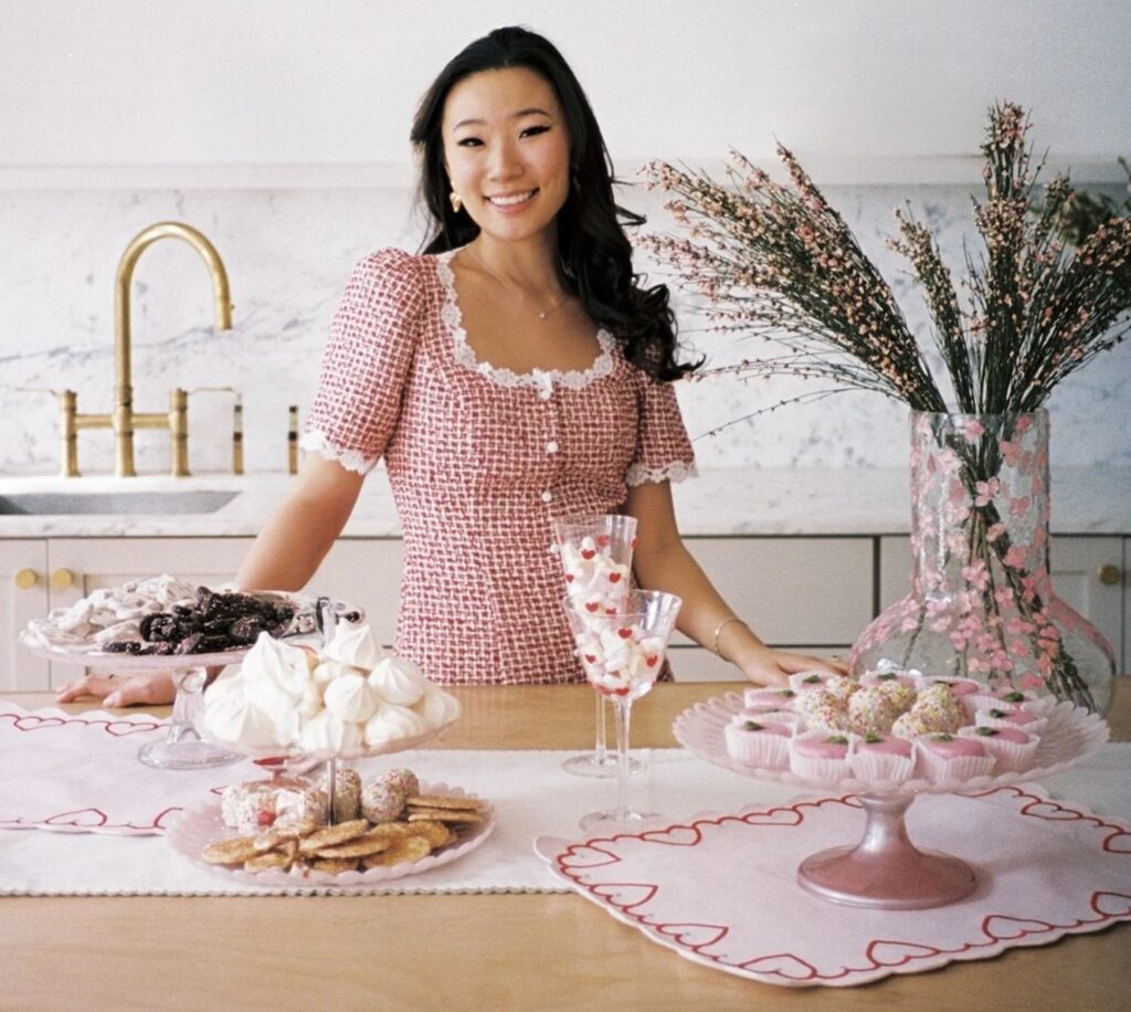 femme souriante avec aliments et tenue rose pour une baby shower