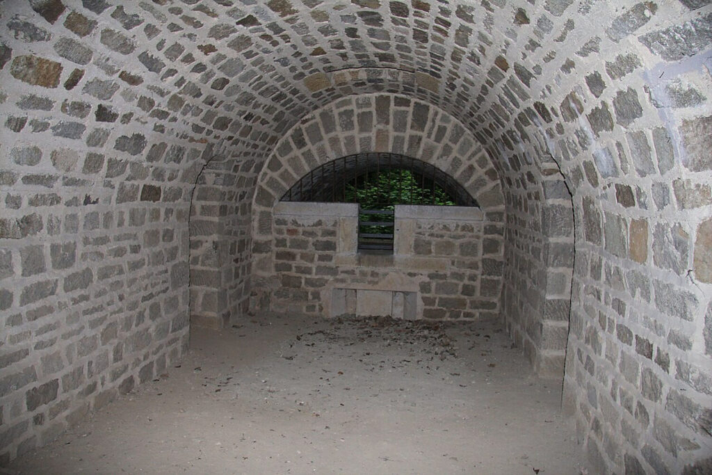 Salle voûtée en pierre de la double caponnière du fort du Bruissin près de Lyon