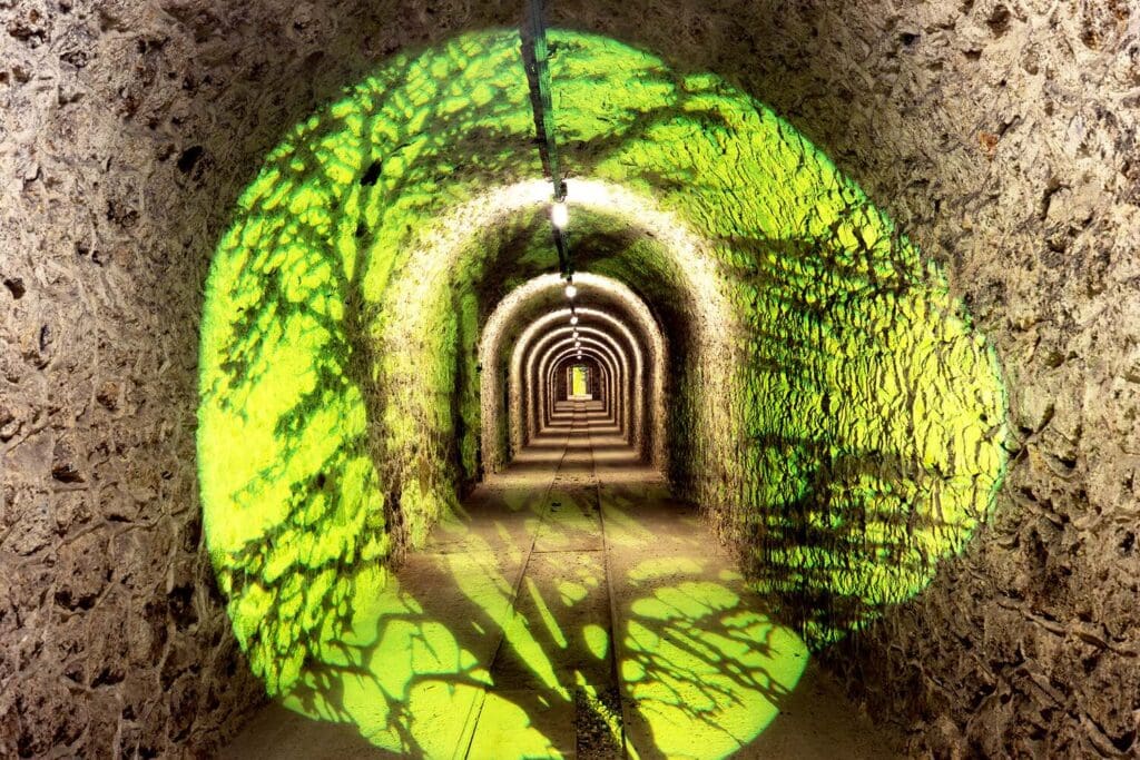 Tunnel voûté du fort de Saint-Cyr illuminé lors d'une visite de la Médiathèque du patrimoine
