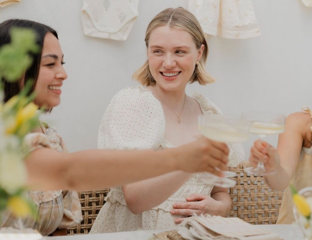 Femmes célébrant un gender reveal avec un mocktail