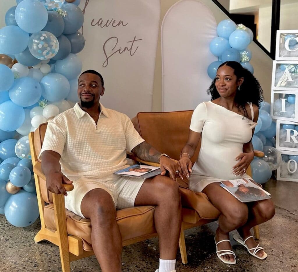 un couple prépare une gender reveal avec ballons bleus
