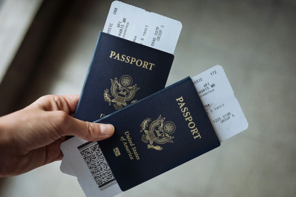 deux passeports avec deux billets d'avion à l'intérieur