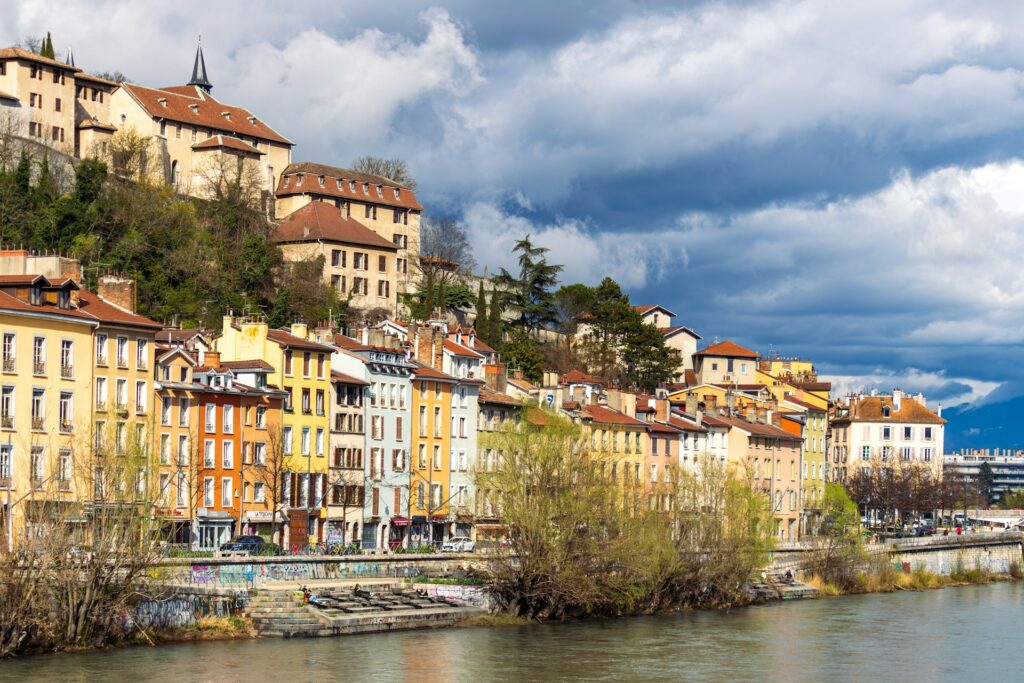 Grenoble vu du bord de l'eau