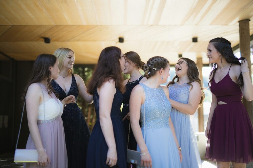 groupe de filles en tenue de soirée pour un bal de promo