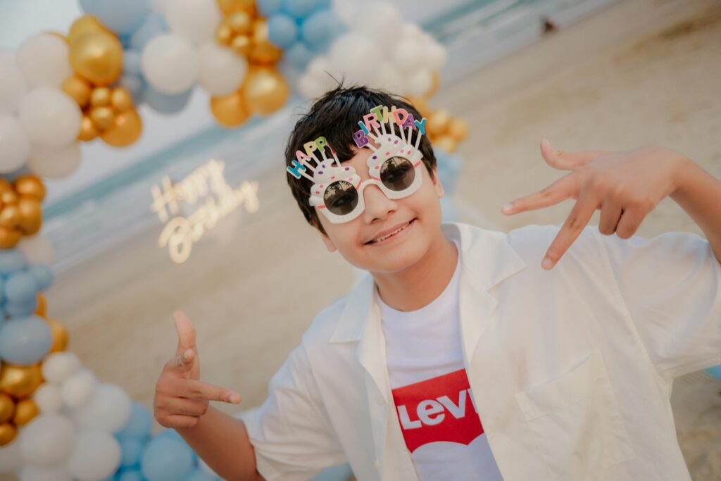 adolescent qui fête son anniversaire en extérieur sur la plage