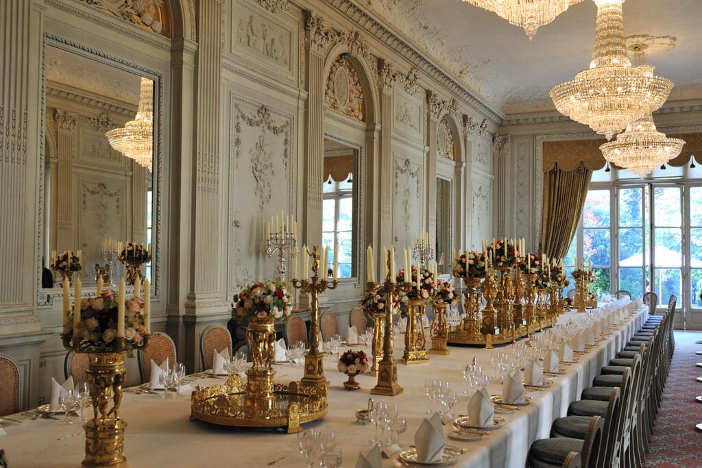 Salle à manger d'apparat de l'Hôtel de Charost sous des lustres en cristal à Paris