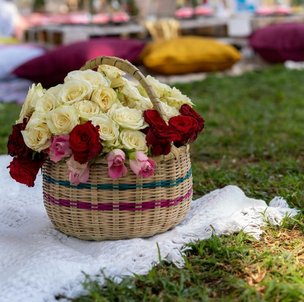 panier fleuri sur une couverture pour une baby shower en extérieur