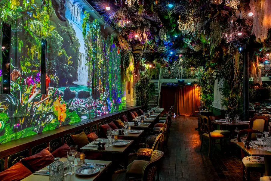 le restaurant Jungle Palace à la décoration végétale luxuriante à Paris