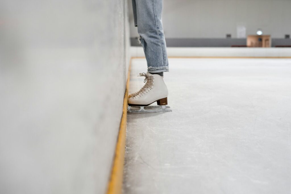 patinoire intérieure avec jeune femme en patins blancs