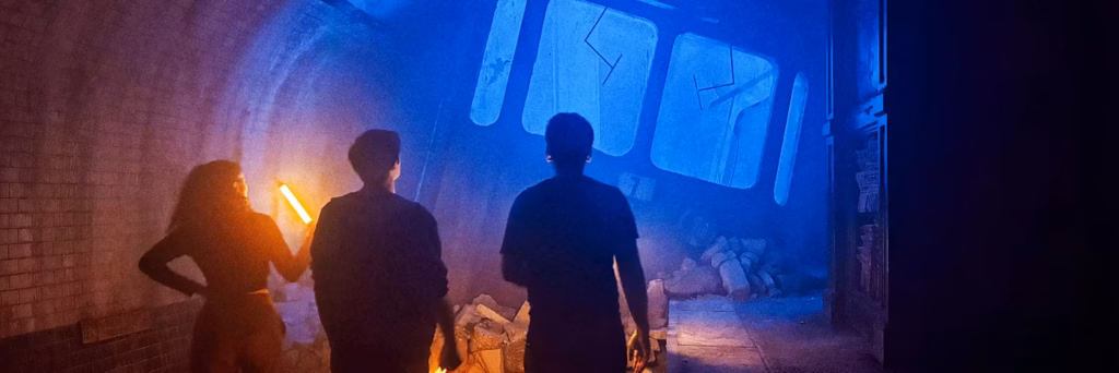 trois personnes tentent de résoudre l'escape game zone 51 à Paris
