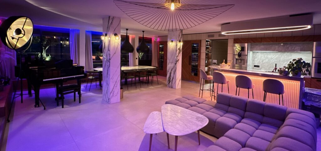 ambiance nocturne dans un penthouse parisien