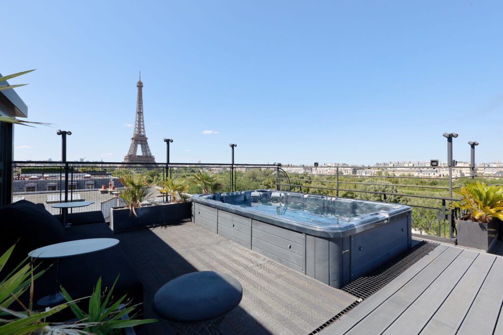 penthouse parisien avec jacuzzi vue sur la tour Eiffel