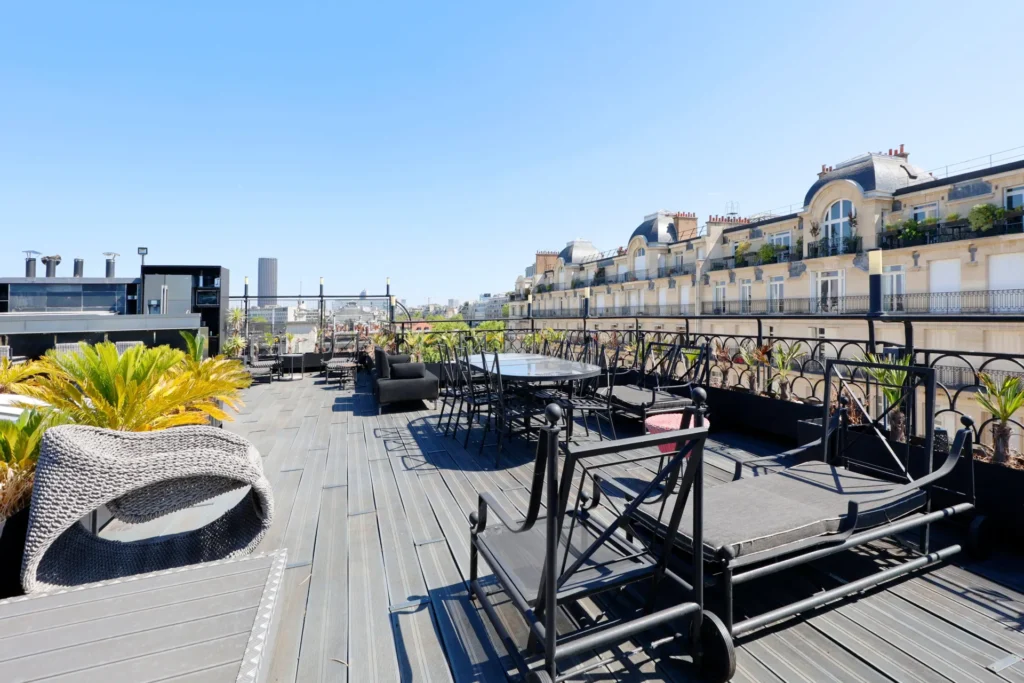 terrasse parisienne de penthouse avec vue sur des immeubles haussmanniens